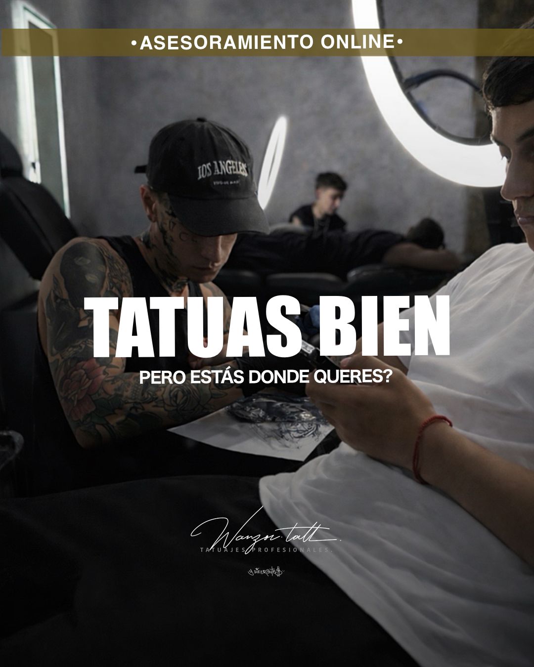 Tatuador profesional trabajando mientras desarrolla su marca y su negocio