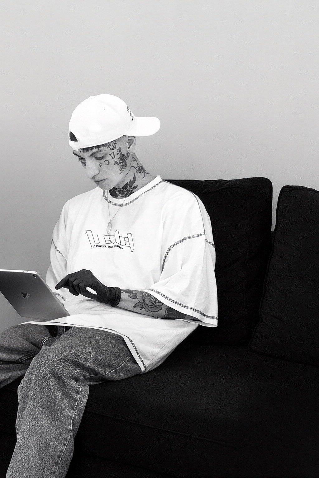 Wanzor Tatt trabajando en su consultoría para tatuadores