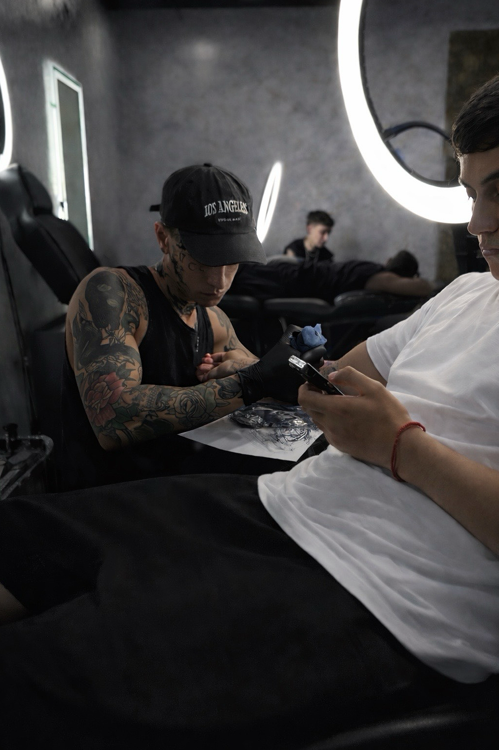 Tatuador profesional trabajando mientras desarrolla su marca y su negocio